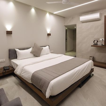 Hotel Carrefour Ahmedabad Exterior foto
