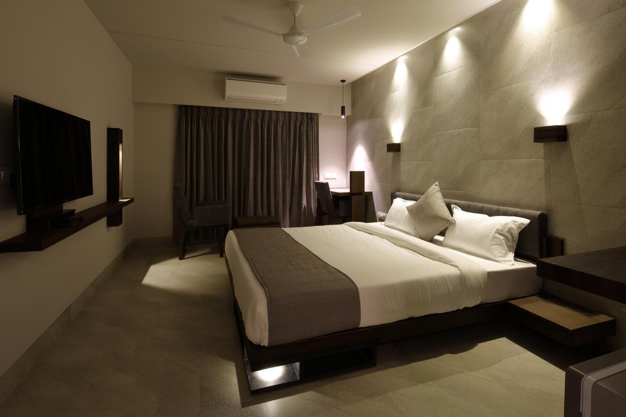 Hotel Carrefour Ahmedabad Exterior foto