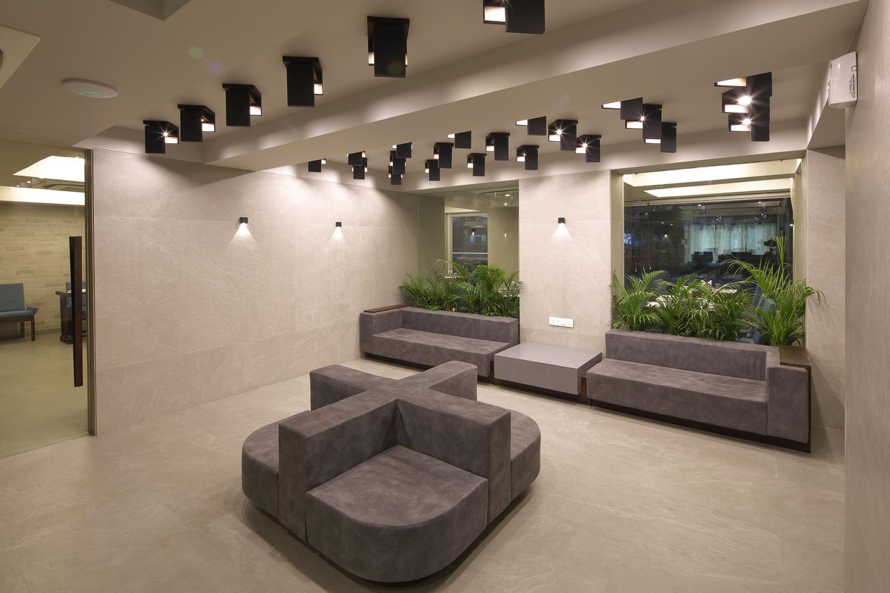 Hotel Carrefour Ahmedabad Exterior foto