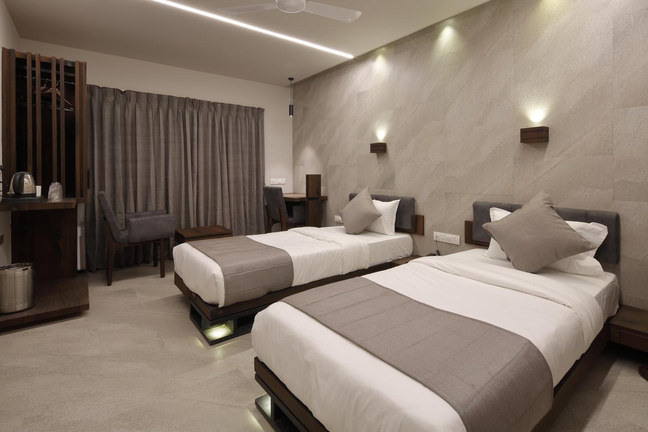 Hotel Carrefour Ahmedabad Exterior foto
