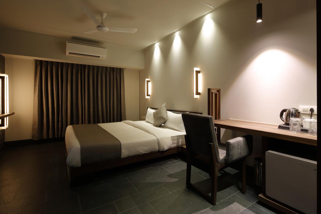 Hotel Carrefour Ahmedabad Exterior foto