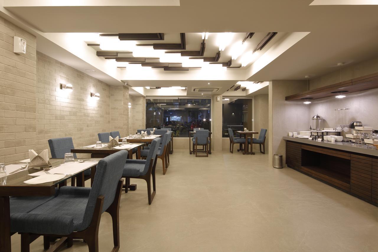 Hotel Carrefour Ahmedabad Exterior foto