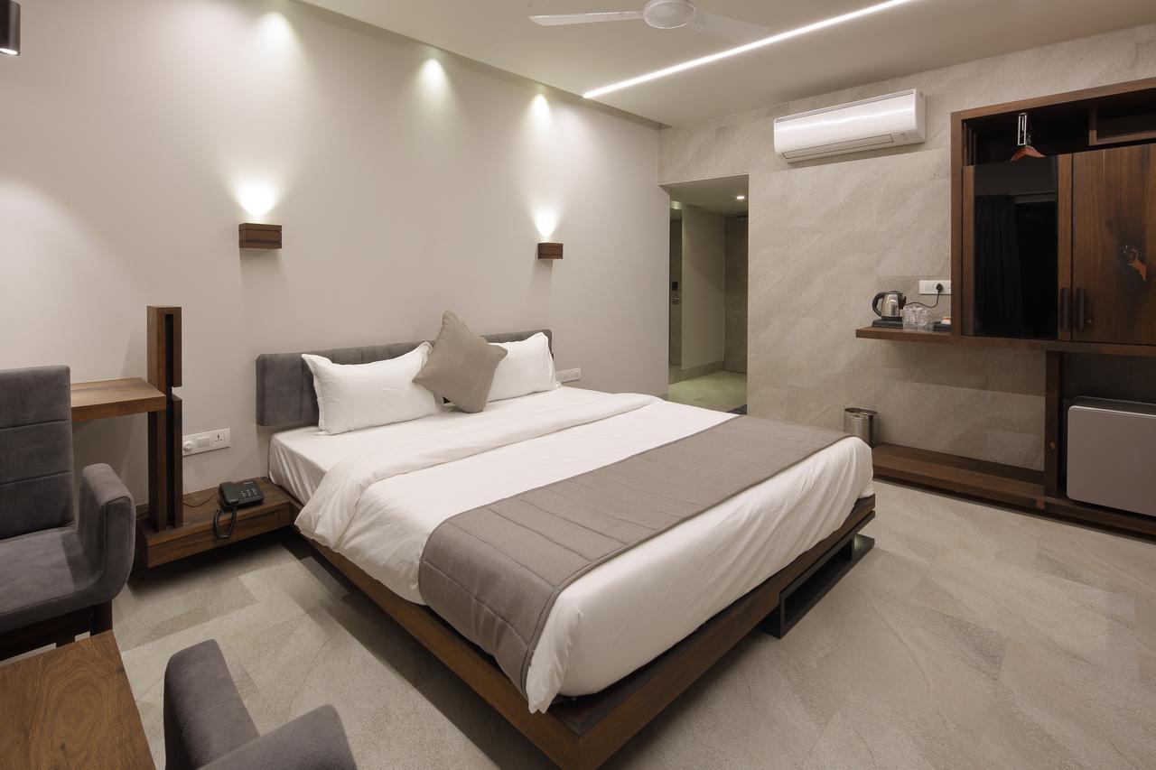 Hotel Carrefour Ahmedabad Exterior foto